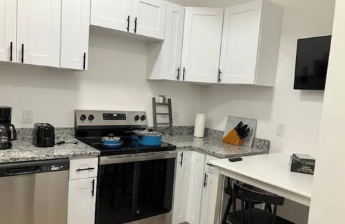 Somersworth Appartement | Petit & Modern w/Parking ~ Wine