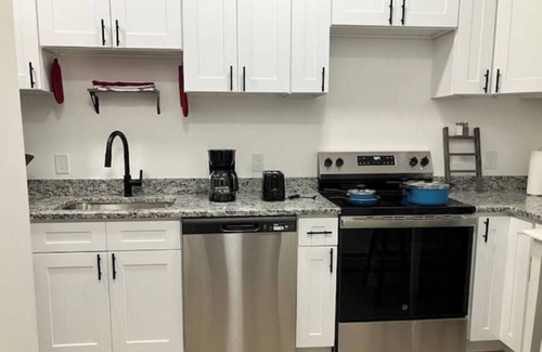 Somersworth Appartement | Petit & Modern w/Parking ~ Wine