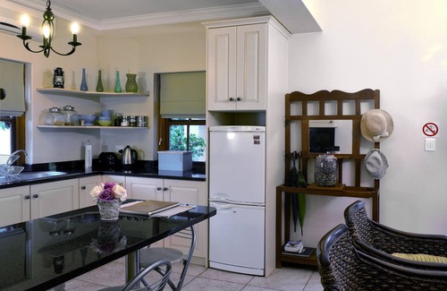 Franschhoek Maison | Petit Plaisir is a Romantic Self-catering Cottage on the Side of the Village no1