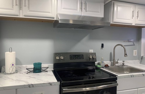 Drexel Hill Maison | Petite Cozy Home w gourmet kitchen & parking in delightful Drexel Hill