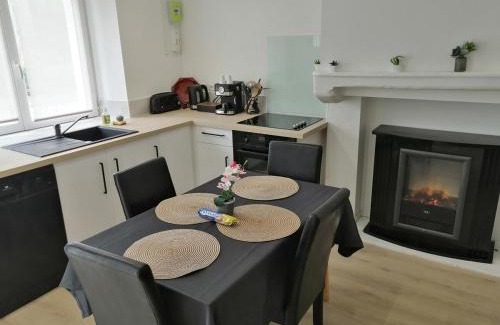 Le Bourgneuf-la-Foret Appartement | Petite maison de bourg
