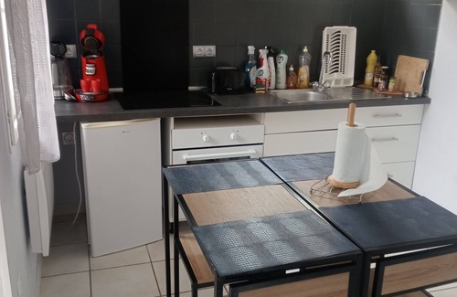 Dole Maison | Petite maisonnette centre ville toute équipée 2 personnes parking terrasse
