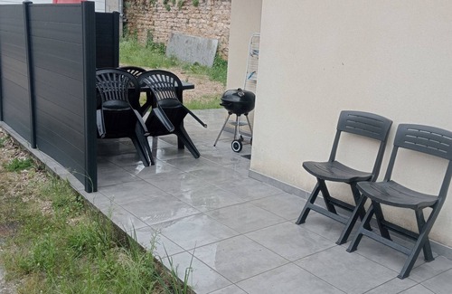 Dole Maison | Petite maisonnette centre ville toute équipée 2 personnes parking terrasse