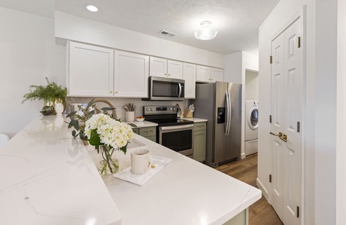 Pawleys Island Copropriété | Petite Palmetto at True Blue. Luxe top floor condo