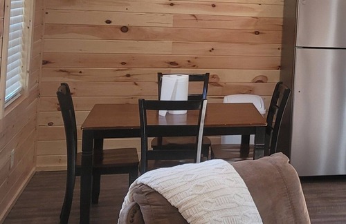 Genoa Cabine | Petite Piney Paradise in Texarkana, AR. New Cabin, Secluded, Cozy and Relaxing