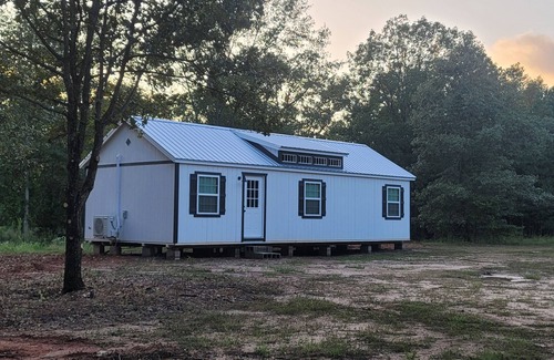 Genoa Cabine | Petite Piney Paradise in Texarkana, AR. New Cabin, Secluded, Cozy and Relaxing