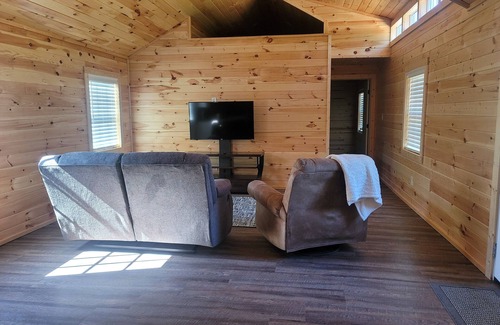 Genoa Cabine | Petite Piney Paradise in Texarkana, AR. New Cabin, Secluded, Cozy and Relaxing