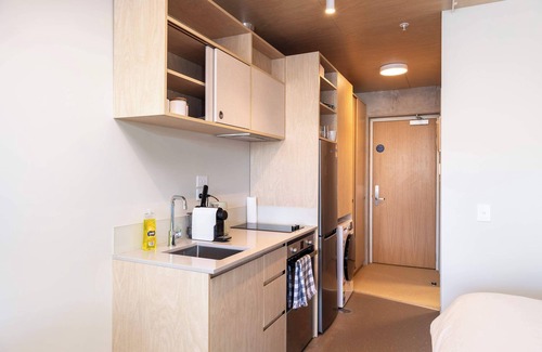 Petone Appartement | Petone Studio - Balcony, Bath Tub, Sleeps 2