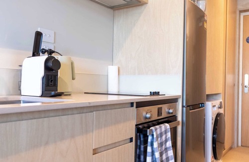 Petone Appartement | Petone Studio - Balcony, Bath Tub, Sleeps 2