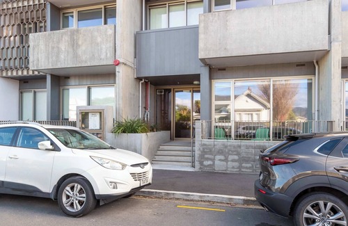 Petone Appartement | Petone Studio - Balcony, Bath Tub, Sleeps 2