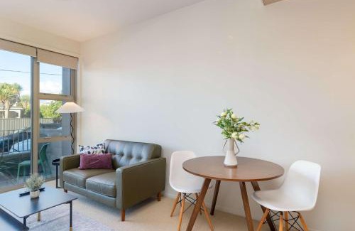 Petone Appartement | Petone Studio - Balcony Bath Tub Sleeps 2