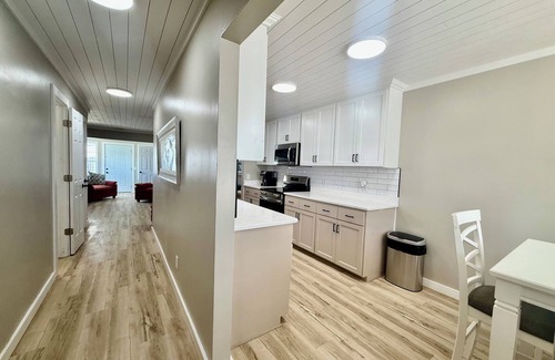 Lower Grand Lagoon Maison | PETS AOK-TOWNHOME walking distance-sleeps 7 BEACH ACCESS