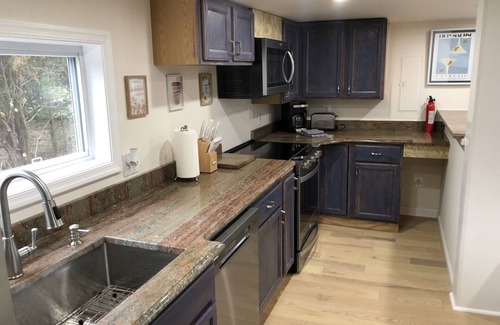 Milton Maison | Pets Friendly, Waterfront, Large backyard, Bonfire with grill, outside shower