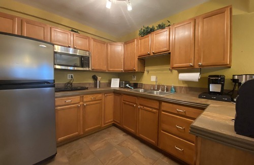 Briargate Appartement | ✔Pets✔ ♕King Bed/Bath/Kitchen ♨Hot Tub♨ w views 🏞