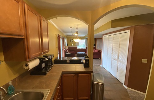 Briargate Appartement | ✔Pets✔ ♕King Bed/Bath/Kitchen ♨Hot Tub♨ w views 🏞