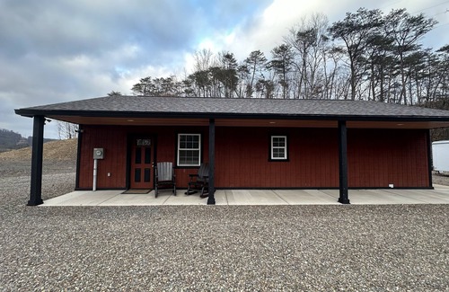Sunbury Cabine | Pets welcome at this peaceful cabin with a view