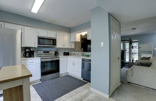 Humble Maison | Pets Welcome! Humble Townhome 4 Mi to Airport