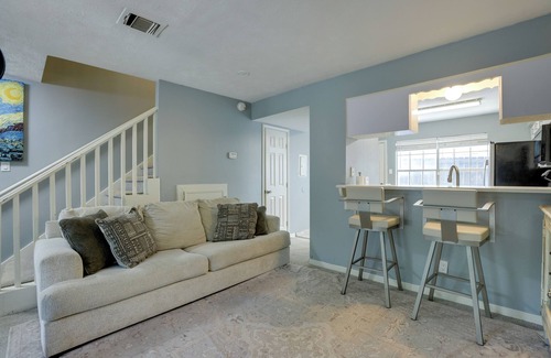 Humble Maison | Pets Welcome! Humble Townhome 4 Mi to Airport