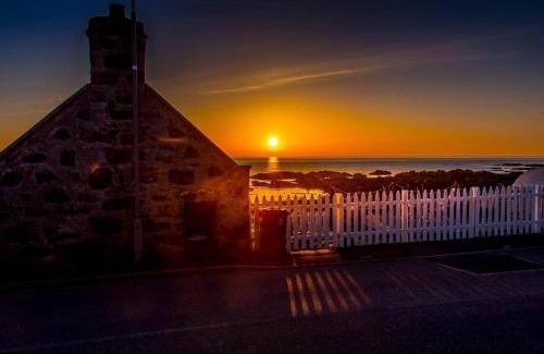 Sandhaven Maison | Pew with a View - Seafront Cottages