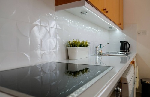 Peyia Town Appartement | Peyia Fontana - Executive 2-bedroom penthouse, panoramic sea views and Hot Tub