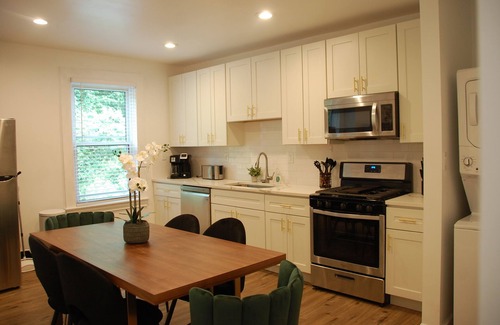 East Liberty Appartement | PGH Delight - 4B/3B, ALL NEW w/ Free Street Parking, Perfect for family vacation