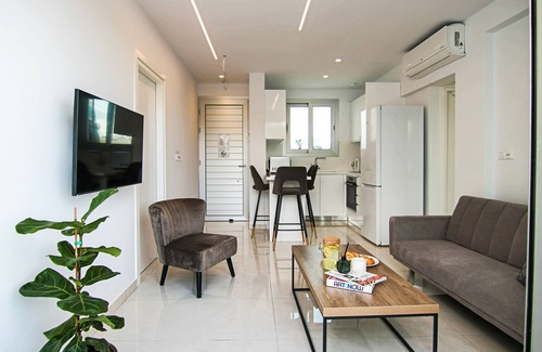 Paphos Appartement | Phaedrus Living: Seaside Executive Flat Harbour 101