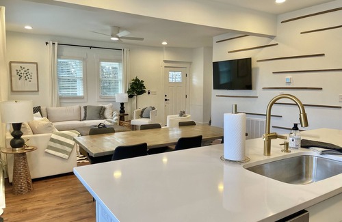 Fuquay-Varina Maison | Phenomenal in Fuquay-Sleeps 11- Weddings, Pets, Minutes to High Grove Estates!!!
