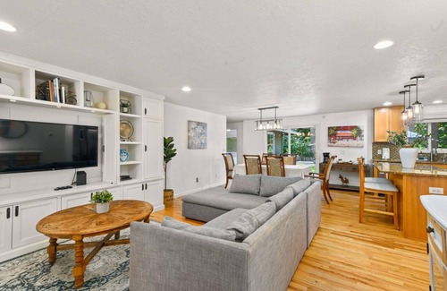 Lake Oswego Maison | Phenomenal Single Level Home Featuring Incredible Outdoor Golf Option w/ Gazebo, Fire-Pit, and Patio