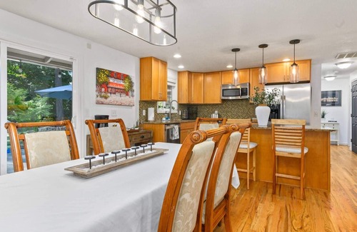 Lake Oswego Maison | Phenomenal Single Level Home Featuring Incredible Outdoor Golf Option w/ Gazebo, Fire-Pit, and Patio