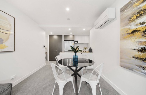 Phillip Appartement | Phillip 2-Bed: Chic Interiors, Amazing Amenities