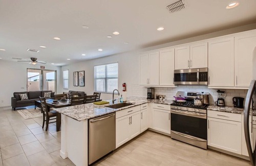 Estrella Village Maison | Phoenix 5BR With Fast Wifi!