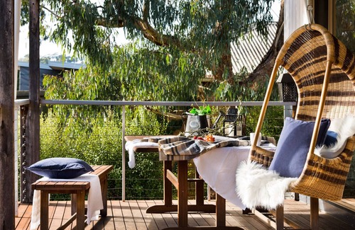 Hepburn Maison | Phoenix Summary: Tuck