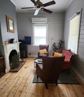 Ferntree Gully Maison | 'Pickett's Cottage' - Circa 1868 - Oldest in Knox!