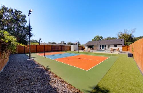 Northside Maison | Pickleball Paradise Retreat - 4 Bedrooms, 2,5 Baths - Houston Downtown, Houston Heights - Pickleball and Basketball Court, Pool, miniGolf, Karaoke, Fire Pit, BBQ, Billiards, Ping Pong, Hockey, King Bed