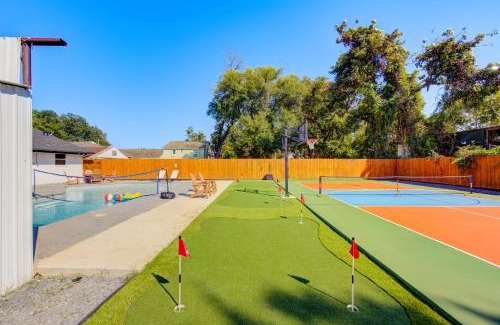 Northside Maison | Pickleball Paradise Retreat - 4 Bedrooms, 2,5 Baths - Houston Downtown, Houston Heights - Pickleball and Basketball Court, Pool, miniGolf, Karaoke, Fire Pit, BBQ, Billiards, Ping Pong, Hockey, King Bed