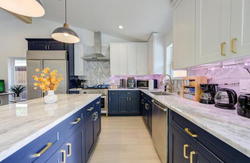 Northside Maison | Pickleball Paradise Retreat - 4 Bedrooms, 2,5 Baths - Houston Downtown, Houston Heights - Pickleball and Basketball Court, Pool, miniGolf, Karaoke, Fire Pit, BBQ, Billiards, Ping Pong, Hockey, King Bed