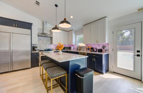 Northside Maison | Pickleball Paradise Retreat - 4 Bedrooms, 2,5 Baths - Houston Downtown, Houston Heights - Pickleball and Basketball Court, Pool, miniGolf, Karaoke, Fire Pit, BBQ, Billiards, Ping Pong, Hockey, King Bed
