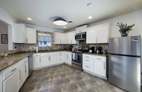 Castle Hills Maison | Sleeps 16 Private Pool Sport Court Hot Tub Arcade