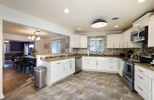 Castle Hills Maison | Sleeps 16 Private Pool Sport Court Hot Tub Arcade