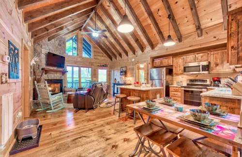 East Ellijay Cabine | QuikGetaway SPECIAL! À partir de 99 $ p / n! Nouvelle cabane en rondins 2bdrm / 2ba. Superbe vue!