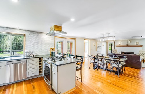 Quilcene Cabine | Picturesque home/wedding venue with hot tub, mountain view, WiFi, & Netflix