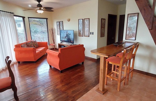 Liberia Maison | Picturesque Lakeshore House