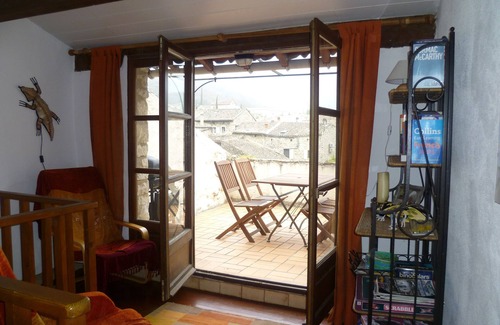 Pont-de-Barret Maison | Pittoresque maison provençale en pierre au bord de la rivière dans un village romain historique