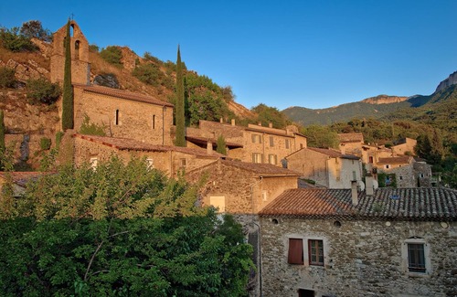 Pont-de-Barret Maison | Pittoresque maison provençale en pierre au bord de la rivière dans un village romain historique