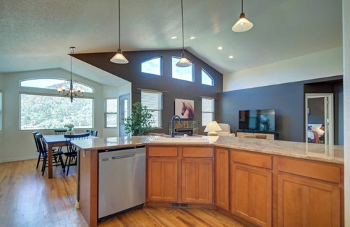 Palmer Lake Maison | Picturesque 'Pueblo' at Palmer Lake Sleeps 14