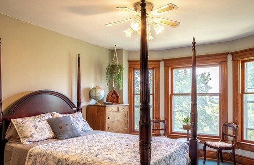 Lakeshore Autre | Picturesque Victorian Farmhouse and Equine Estate