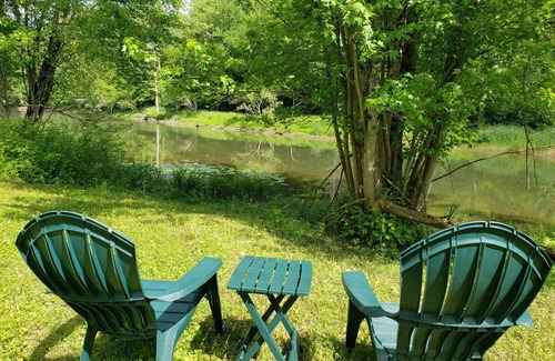Hartwick Cabine | Picturesque Waterfront Log Cabin