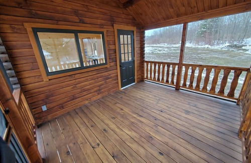 Hartwick Cabine | Picturesque Waterfront Log Cabin