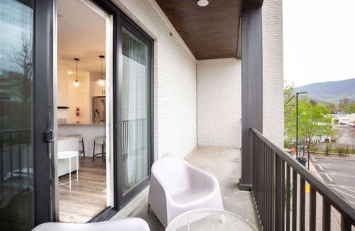 Batesville Appartement | Piedmont Place 301| Lux Vineyard & Brewery Getaway in the Heart of Crozet | Pet Friendly