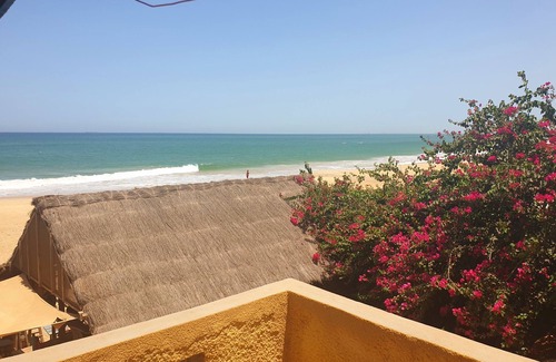 Toubab Dialao Appartement | Pieds dans l'eau : Grand studio avec 2 lits double et terrasse devant l'océan